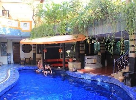 Sri Ratu Hotel Легиан Екстериор снимка