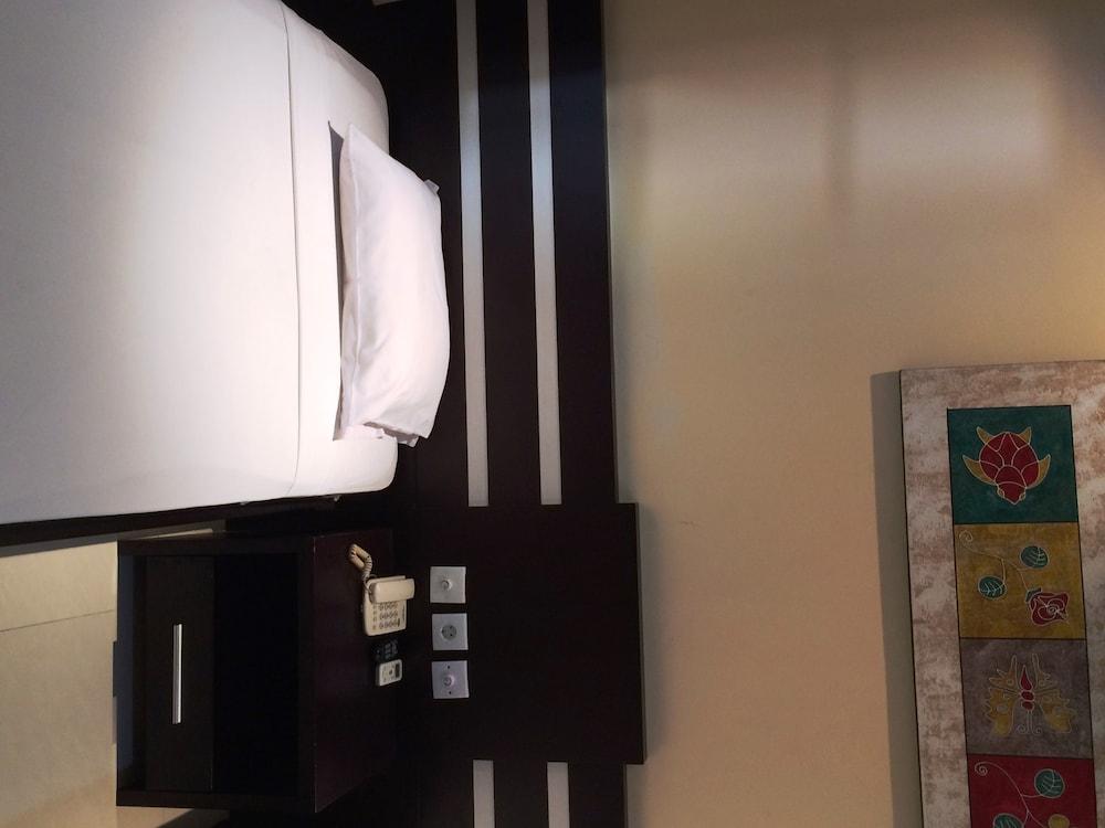 Sri Ratu Hotel Легиан Екстериор снимка
