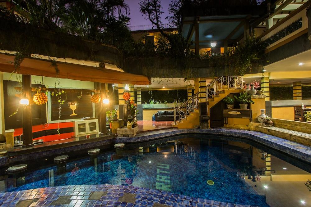 Sri Ratu Hotel Легиан Екстериор снимка