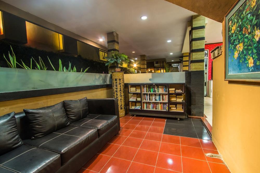 Sri Ratu Hotel Легиан Екстериор снимка