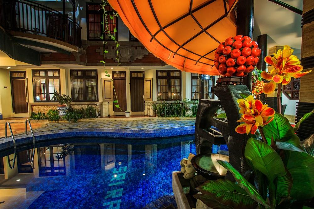 Sri Ratu Hotel Легиан Екстериор снимка