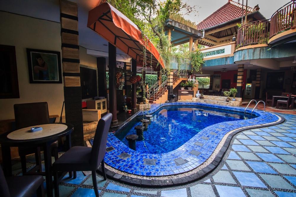 Sri Ratu Hotel Легиан Екстериор снимка