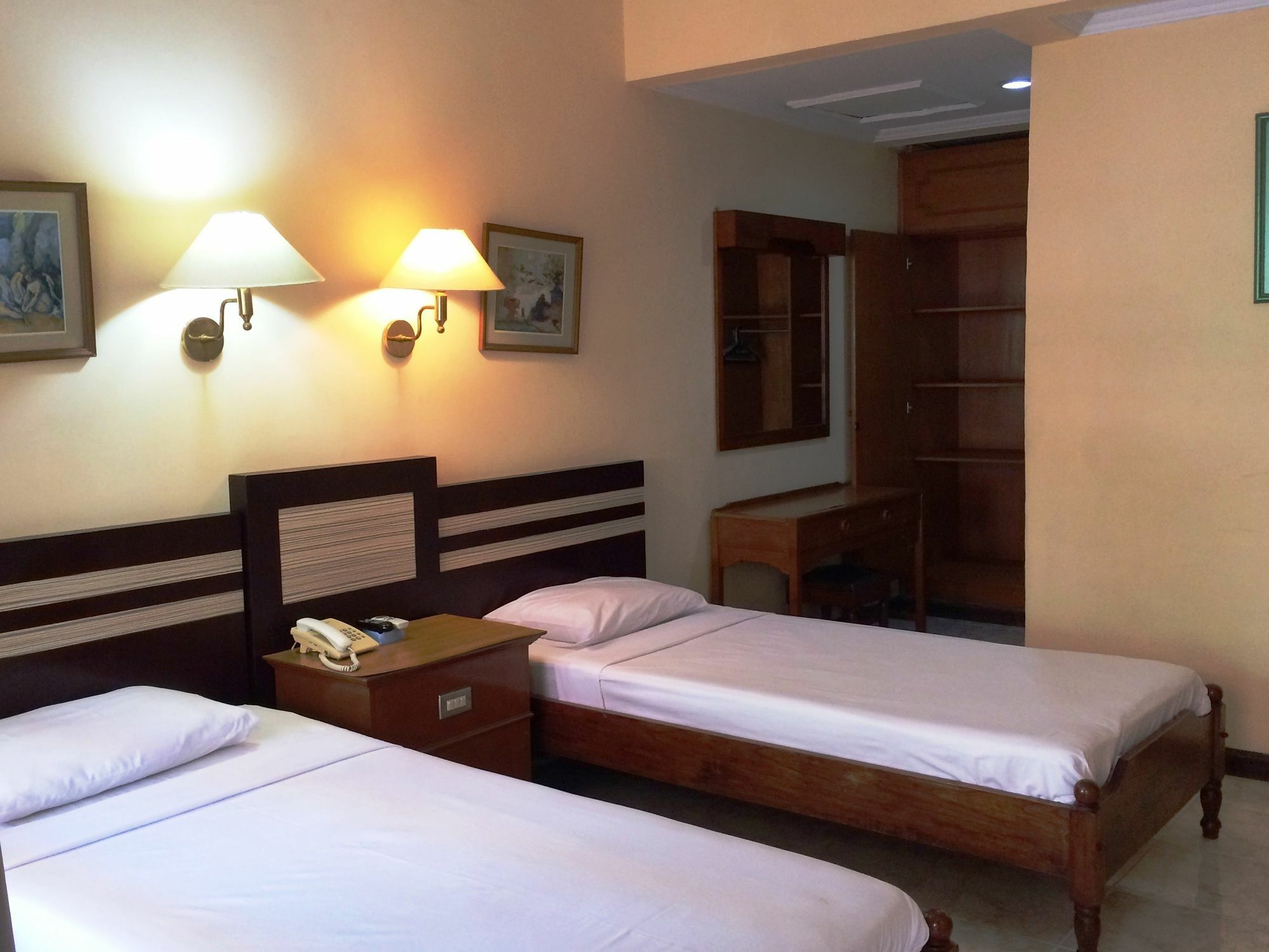 Sri Ratu Hotel Легиан Екстериор снимка